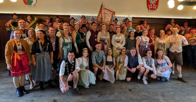 Leider müssen wir euch mitteilen, dass wir unser traditionelles Frühschoppen für diese Saison aussetzen müssen 🥲 
Aufgrund fehlender Bands, die bei uns immer für ordentlich Stimmung sorgen, können wir dieser Tradition nicht nachkommen. 

ABER 2027 werden wir diese Tradition wieder aufnehmen und mit euch gemeinsam, bei gutem Essen und trinken, feiern! 🥳

Und zum Glück gibt es ja genügend andere Veranstaltungen, auf denen wir gemeinsam Feiern können 🤗 

Euer FCL