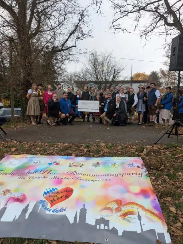 Gestern war es endlich soweit: die Münchner Faschingsgesellschaften haben gemeinsam mit befreundeten Vereinen den Fasching in München eingeläutet und ihre Prinzenpaare vorgestellt. 👸🏽🤴🏽

Dieser Anlass wurde genutzt, um die im Rahmen der Schunkelmesse unter dem Motto @fasching_hat_herz_official gesammelten Spenden an den @der_wuenschewagen zu übergeben.
Wir freuen uns sehr hiermit einen kleinen Beitrag leisten zu können, um Menschen, denen es nicht so gut geht, ein Lächeln ins Gesicht zu zaubern! 🥰🤡🪄

Vielen Dank an alle, die dies mir ihrer Spende möglich gemacht haben! ☺️♥️

@fcneuhausen @faschingsgesellschaftferinga @wuermesia @moosacher_faschingsclub @faschingsclublaim @narrhalla_muenchen @die_damischen_ritter_official

#faschingsverein #fasching #münchen #faschinginmünchen #2025 #fasching2025 #faschinghatherz #schunkelmesse #spendenübergabe #wünschewagen #klinikclowns #prinzenpaar #pp #prinz #prinzessin