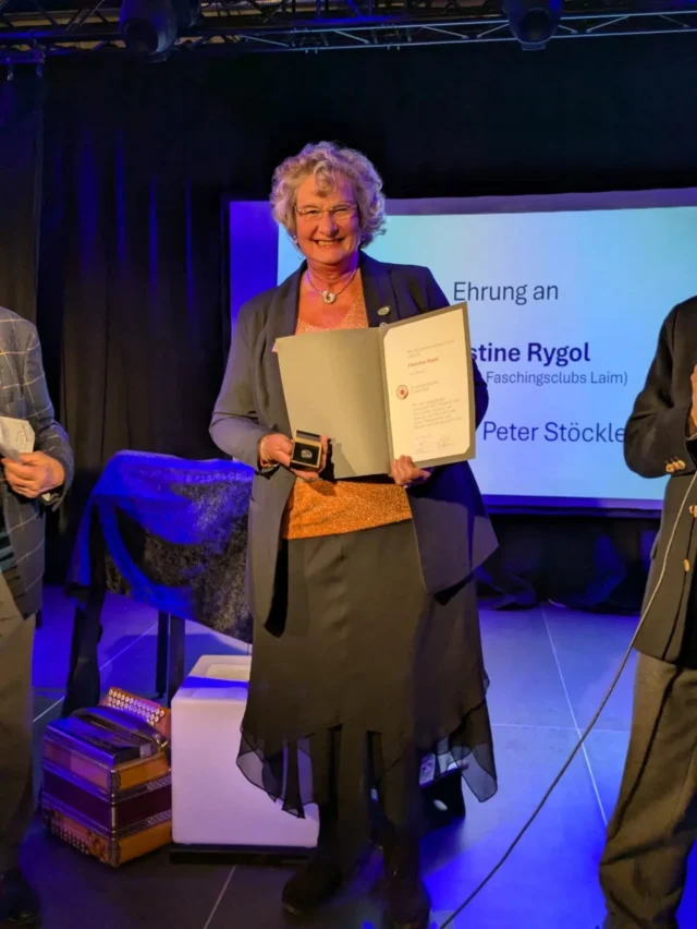 Am 15. November wurde unserer lieben Präsi Christine Rygol @christinerygol vom Bezirksausschuss Laim der Preis "Ausgezeichnetes Laim 2025" verliehen. Dieser Preis ehrt ihre langjährige ehrenamtliche Tätigkeit und den großen Einsatz, mit dem sie sich für Laim und seine Bürgerinnen und Bürger verdient gemacht hat. 🎖️🎭👑
Wir sind wahnsinnig stolz darauf gemeinsam mit Christine, unserer Perle des Faschings, schon so viele Jahre durch den Fasching zu feiern und freuen uns auf noch viele weitere! 🥰❤️
Der Fasching mit unserer Präsi ist schee! Ole! 🥳🥂🎊

#präsi #christine #ehrung #auszeichnung #ausgezeichneteslaim2025 #ehrenbürgerin #perledesfaschings #faschingsclublaim #faschingsverein #fasching #münchen #faschinginmünchen #dance #tanzen #team #teamlove #zebras #zebracrew #mannschaft