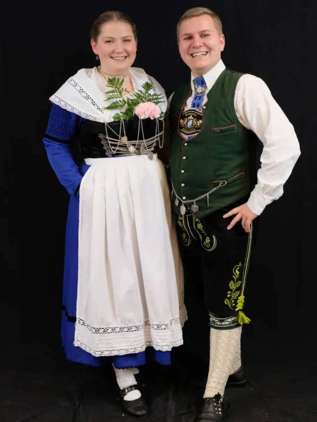 Wir stellen vor...

unser Prinzenpaar der Session 25/26 Franziska-Marie I. und Max-Emanuel I. 👸🤴

Beide sind bereits seit vielen Jahren in der Garde und im Männerballett zu Hause und rocken nun dieses Jahr zu zweit die Bühne!

Seit gespannt, was sie sich für euch ausgedacht haben. Die beiden freuen sich auf jeden Fall schon sehr auf ihre Inthronisation am 09.01.2026. Karten hierfür können noch bei uns erworben werden.