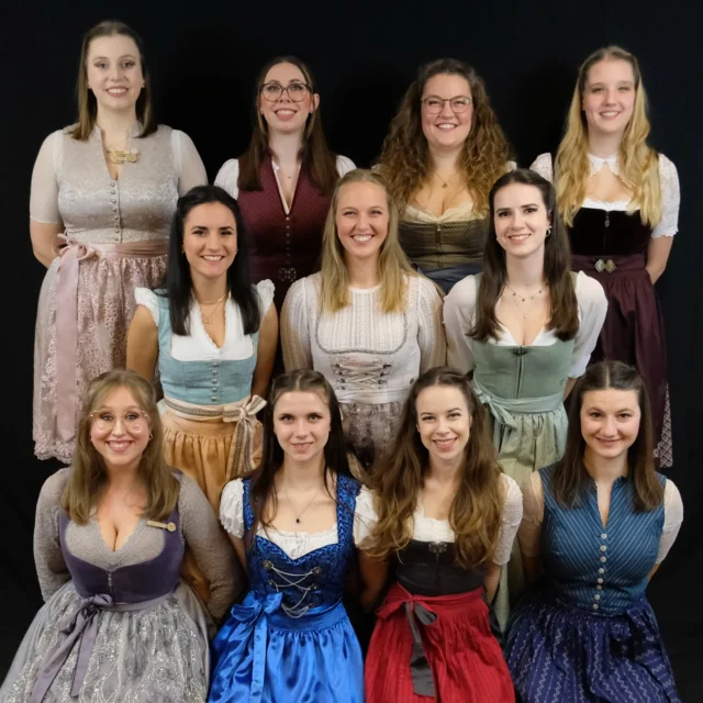 Wir stellen vor...

 ...unsere Garde für die Saison 2025/2026 👯‍♂️

Unten (v.l.n.r): Sandra, Mia, Feli, Lea
Mitte (v.l.n.r): Katha, Jana, Nathalie
Oben (v.l.n.r): Anja, Giuliana, Anja, Anouk

Seit gespannt, was wir uns für euch ausgedacht haben. Am 09.01.26 ist es soweit und ihr könnt dabei sein 🤗 
Wenn ihr noch Karten haben wollt, dann meldet euch bei uns!