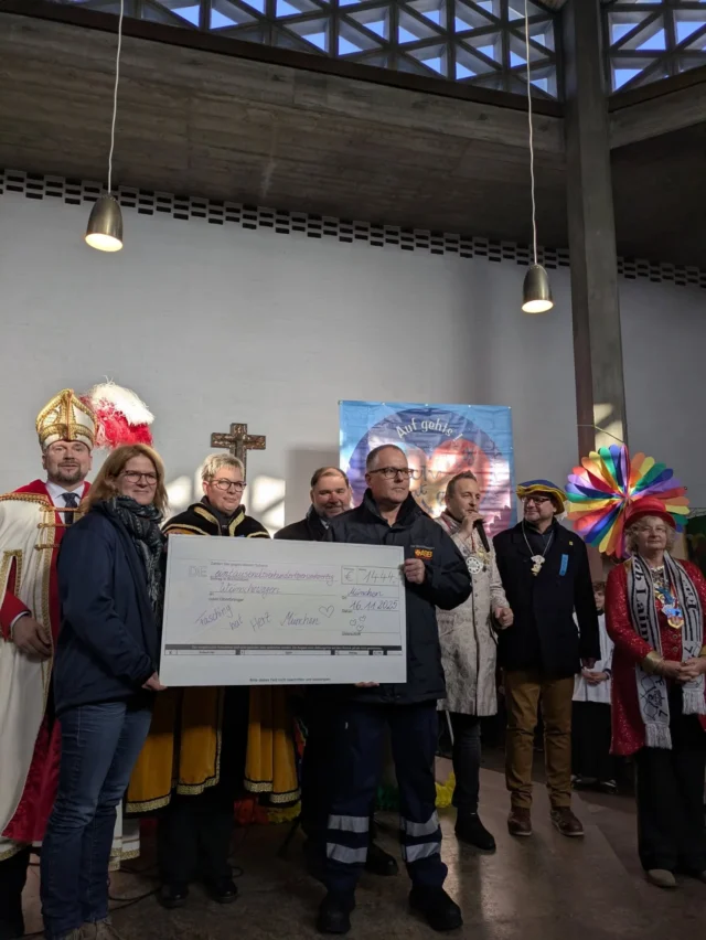 Im Anschluss an die heutige Schunkelmesse haben wir die Gelegenheit genutzt und die bei der letztjährigen Schunkelmesse unter dem Motto @fasching_hat_herz_official gesammelten Spenden an den @der_wuenschewagen zu übergeben.
Wir freuen uns sehr hiermit einen kleinen Beitrag leisten zu können, um Menschen, denen es nicht so gut geht, ein Lächeln ins Gesicht zu zaubern! 🥰🪄

Vielen Dank an alle, die dies mir ihrer Spende möglich gemacht haben! ☺️♥️

@fcneuhausen @faschingsgesellschaftferinga @wuermesia @moosacher_faschingsclub @faschingsclublaim @narrhalla_muenchen @die_damischen_ritter_official 

#faschinginmünchen #faschinghatherz #schunkelmesse #spendenübergabe #wünschewagen