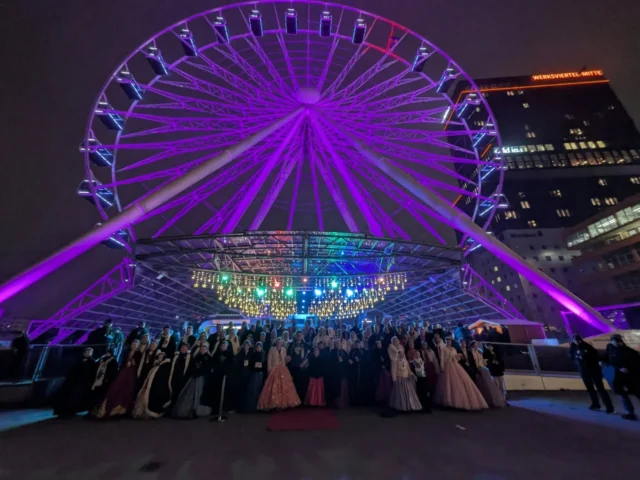 Am Donnerstag haben 35 Prinzenpaare aus München und Umgebung mit ihren Begleitungen aus 27 Faschingsgesellschaften wieder das @umadum_riesenrad unsicher gemacht und ihre Runden gedreht. 👸🏼🤴🏼🎡
Wir möchten uns ganz herzlich bei dem Betreiber des Umadum Riesenrads, beim lieben Mike, dafür bedanken, dass wir dieses Jahr zum dritten Mal die Möglichkeit hatten über den Dächern Münchens Fasching zu feiern. 🥰🌆🎊✨

@umadum_riesenrad @fcneuhausen @faschingsgesellschaftferinga @wuermesia @moosacher_faschingsclub @faschingsclublaim @narrhalla_muenchen @die_damischen_ritter_official @fasching_muenchen

#umadumriesenrad #faschinginmuenchen #2026 #prinzenpaare #faschingsgesellschaften