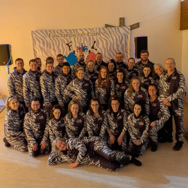 Der FCL in neuer Zebrakleidung🦓🥳
Am Wochenende hat uns ein großes Paket erreicht. Endlich ist unsere neue Vereinskleidung da! 
Ein großer Dank geht an den Bezirksausschuss Laim 🫶🏻

In dieser schicken neuen Kleidung können wir jetzt voller Elan in den Faschings-Endspurt starten 🕺💃🏽