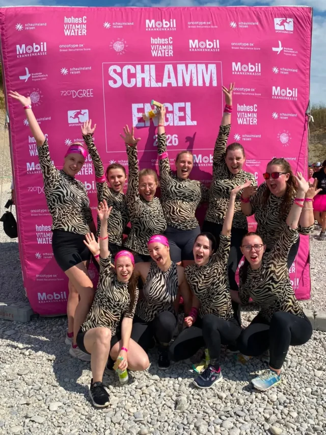 Unsere Mädels beim @muddyangelrun 🦓💪🏼🩷
In Zebramontur ging es über Hindernisse, durch kaltes Wasser und natürlich durch ganz viel Schlamm 😁 

#muddyangelrun #münchen