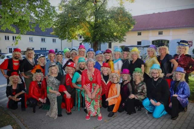 Die Perle des Faschings hatte Geburtstag 🎂 🥳 zusammen durften wir mit ihr gemeinsam feiern und natürlich haben wir es uns nicht nehmen lassen, etwas kleines auf die Beine zu stellen...
und auf einmal waren da ganze viele Christines auf der Feier 🤔 da weiß man glatt nicht mehr wer die Echte ist ?! 

Liebe Christine, wir wünschen dir von Herzen alles Gute und freuen uns auch dieses Jahr wieder mit dir auf der Bühne zu stehen, wenn es wieder heißt "Einen Einmarsch für die Christine-Garde oder das Christine-Ballett!" 😁🩷